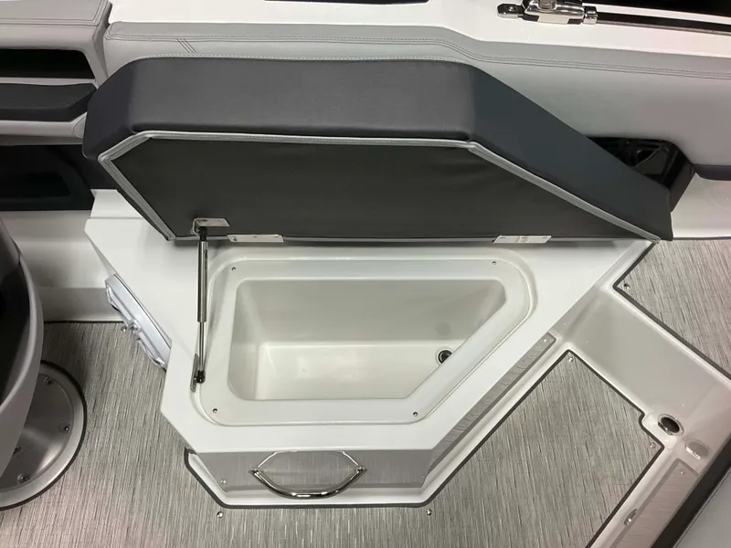 Slide: The Image of Cobalt R4 Outboard 2026 - 43