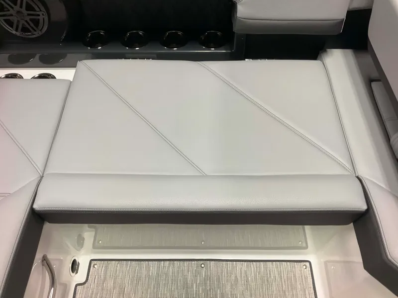 Slide: The Image of Cobalt R4 Outboard 2026 - 44