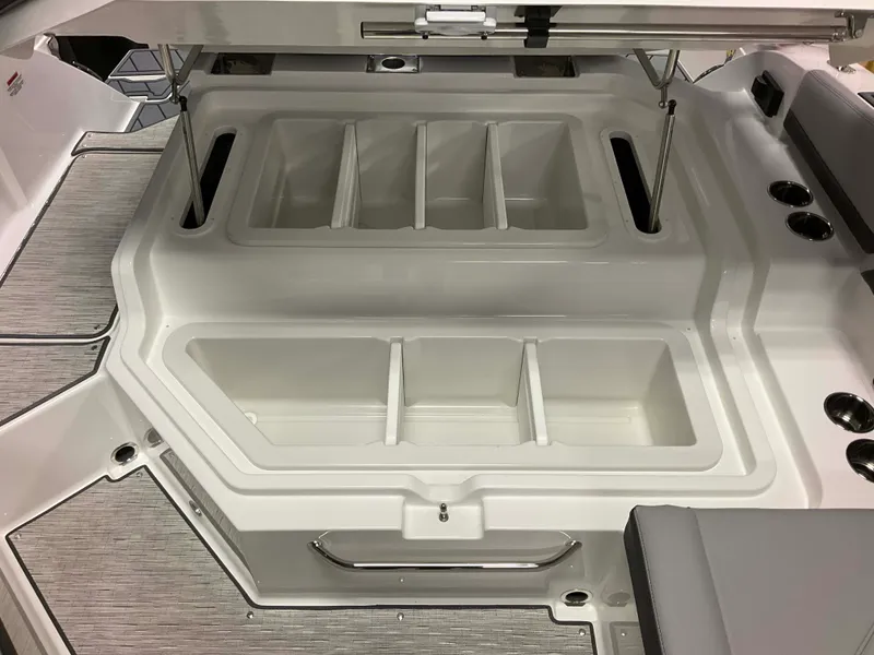 Slide: The Image of Cobalt R4 Outboard 2026 - 50