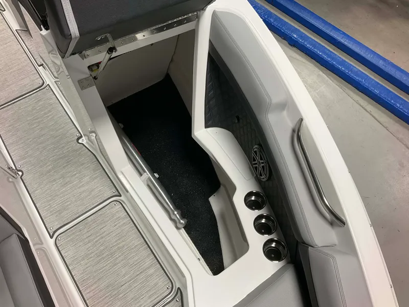 Slide: The Image of Cobalt R4 Outboard 2026 - 13