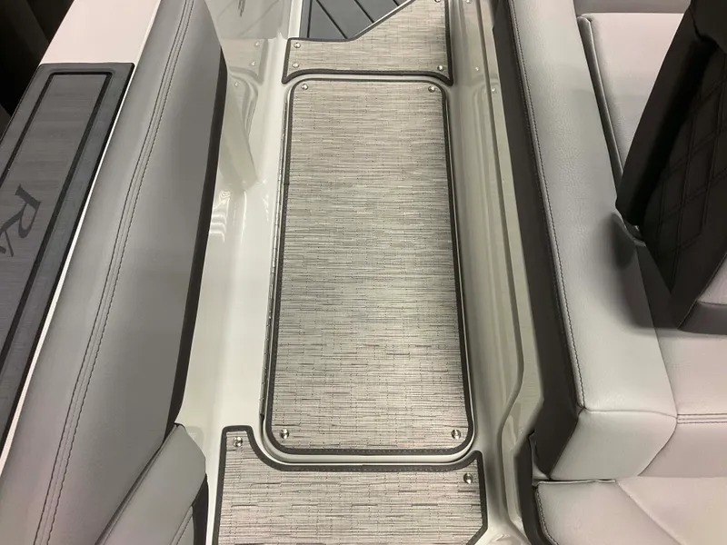 Slide: The Image of Cobalt R4 Outboard 2026 - 61