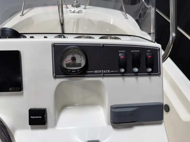 Slide: The Image of Boston Whaler 150 Montauk 2022 - 29