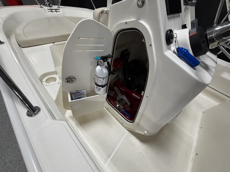 Slide: The Image of Boston Whaler 150 Montauk 2022 - 37
