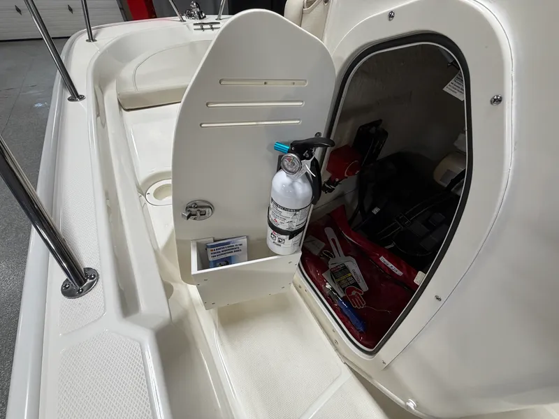 Slide: The Image of Boston Whaler 150 Montauk 2022 - 38