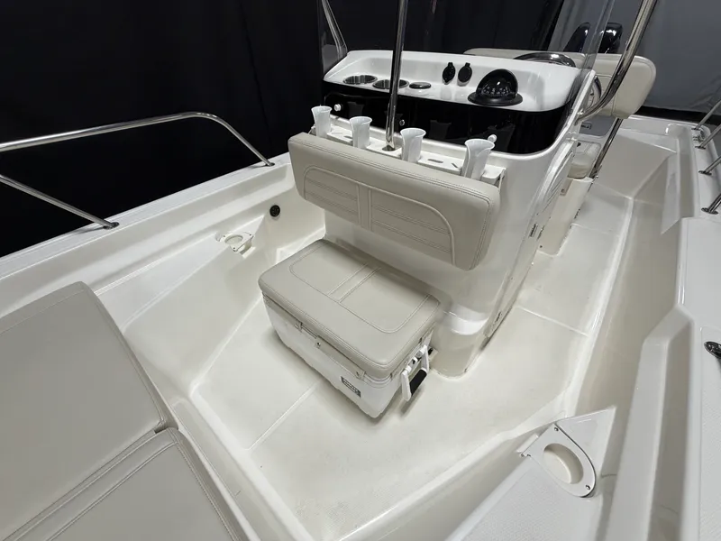 Slide: The Image of Boston Whaler 150 Montauk 2022 - 43