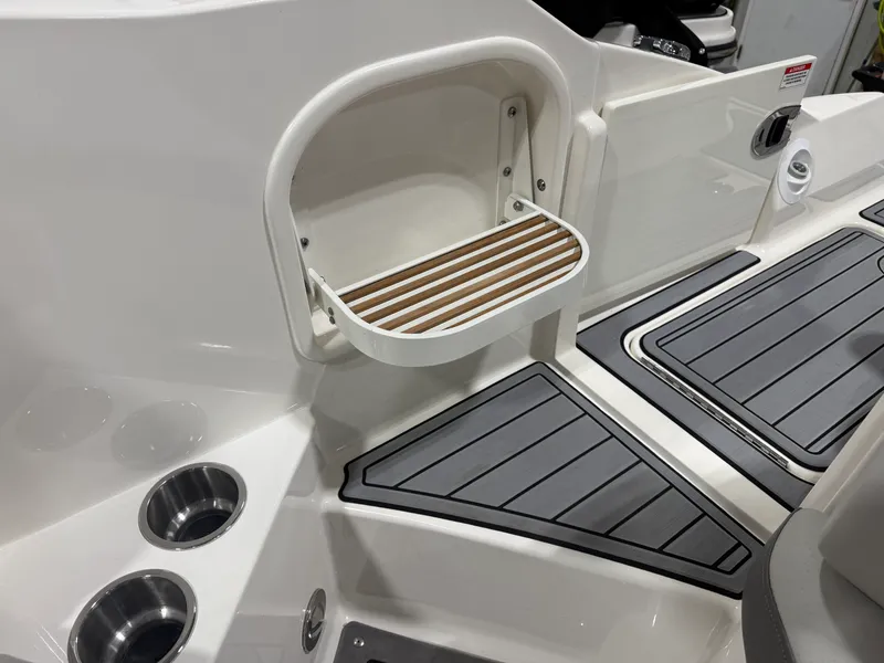 Slide: The Image of Sea Ray 270 SDX 2020 - 18