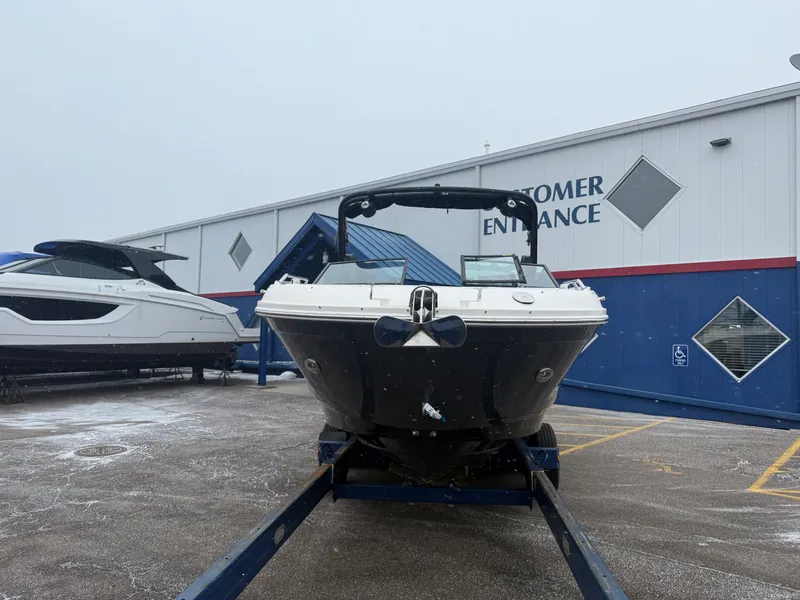 Slide: The Image of Sea Ray 270 SDX 2020 - 2