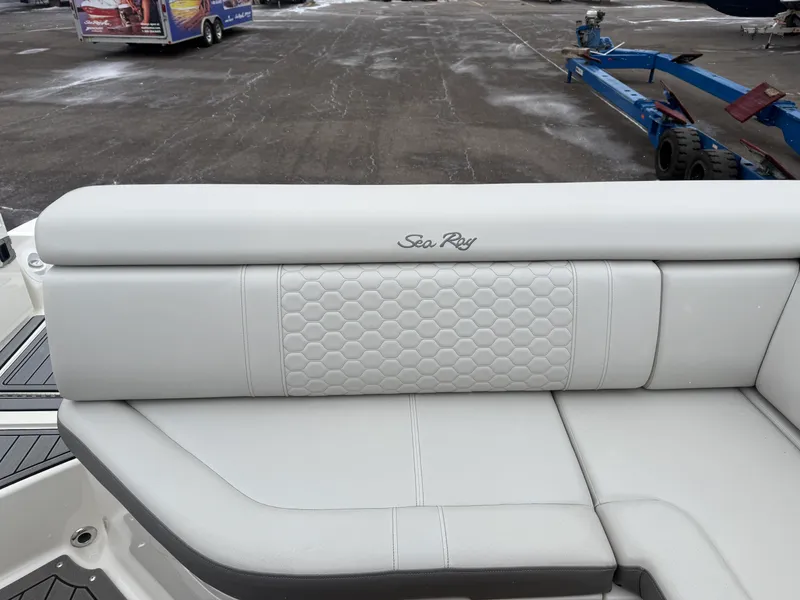 Slide: The Image of Sea Ray 270 SDX 2020 - 20