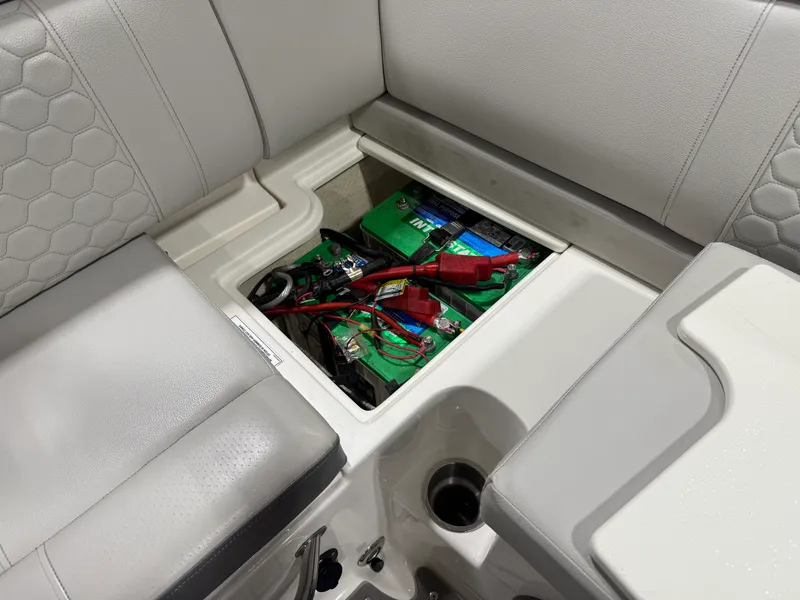 Slide: The Image of Sea Ray 270 SDX 2020 - 22