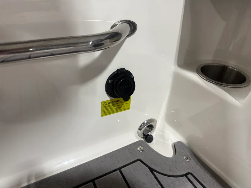 Slide: The Image of Sea Ray 270 SDX 2020 - 27