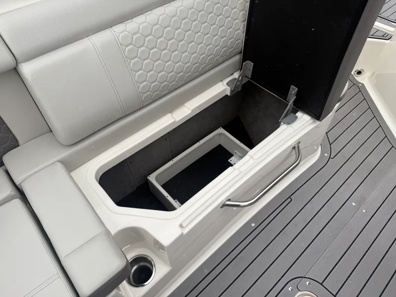 Slide: The Image of Sea Ray 270 SDX 2020 - 29