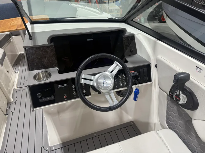 Slide: The Image of Sea Ray 270 SDX 2020 - 32