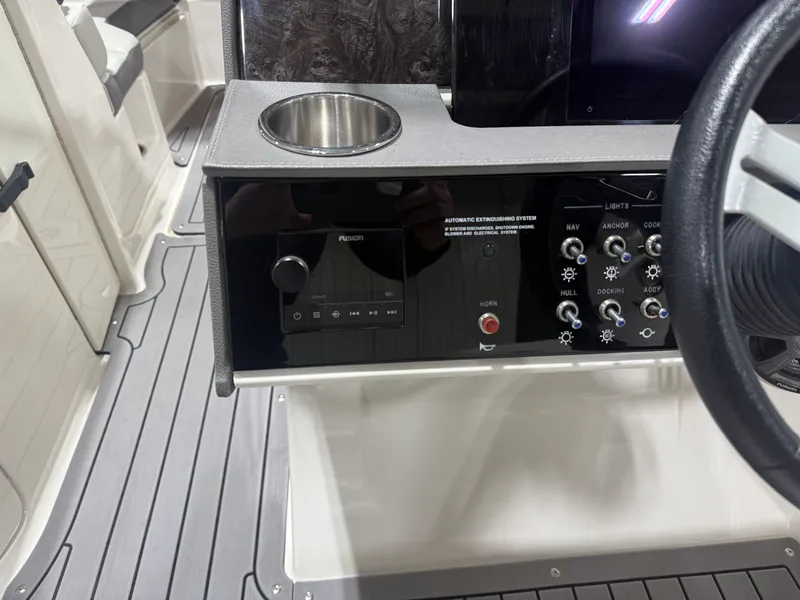 Slide: The Image of Sea Ray 270 SDX 2020 - 35