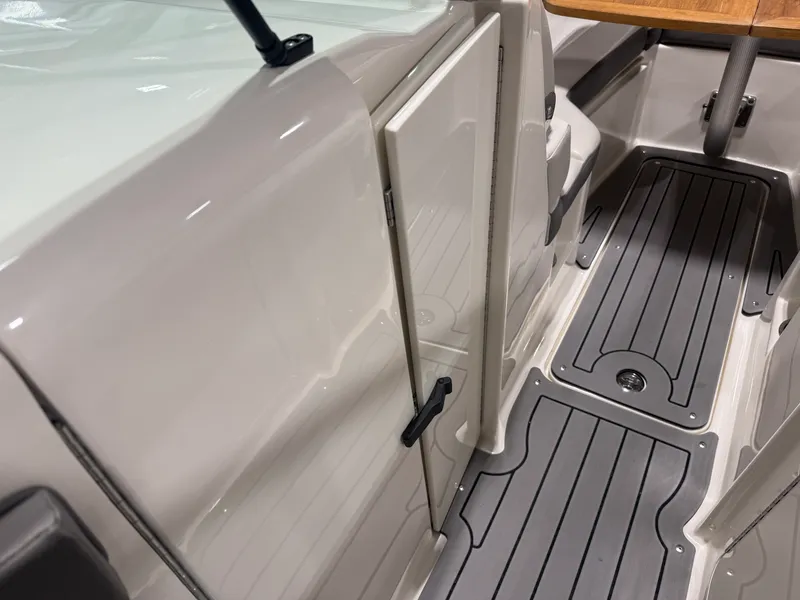 Slide: The Image of Sea Ray 270 SDX 2020 - 47