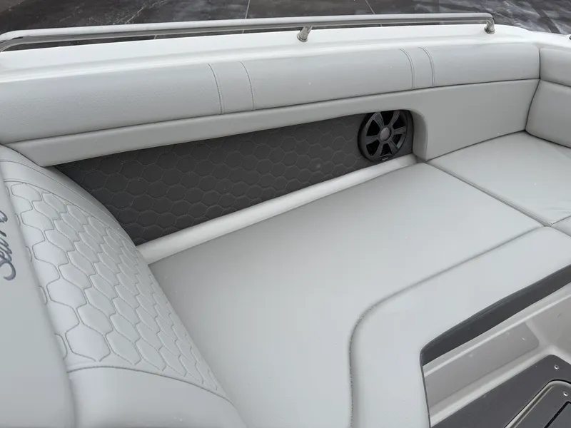 Slide: The Image of Sea Ray 270 SDX 2020 - 51