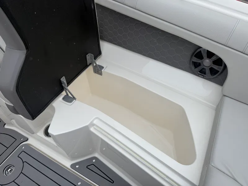 Slide: The Image of Sea Ray 270 SDX 2020 - 53