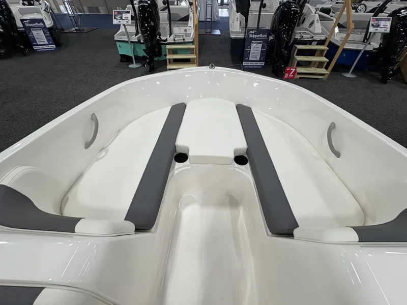 Slide: The Image of Bayliner E18LE 2026 - 10