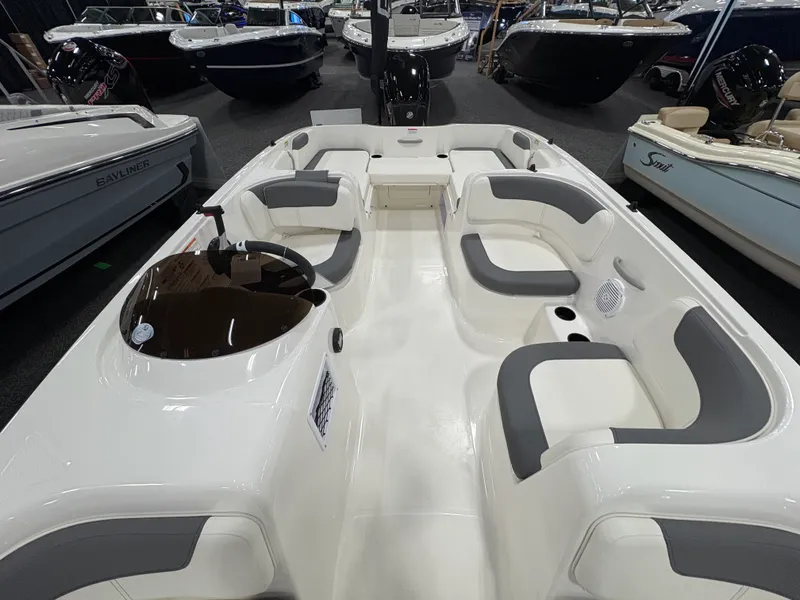 Slide: The Image of Bayliner E18LE 2026 - 11