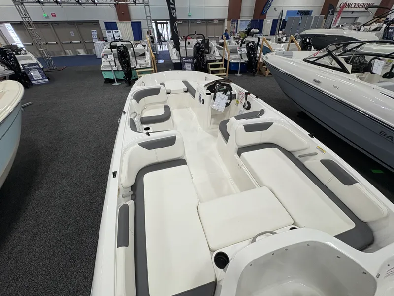 Slide: The Image of Bayliner E18LE 2026 - 12