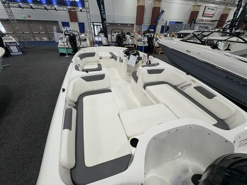 Slide: The Image of Bayliner E18LE 2026 - 4