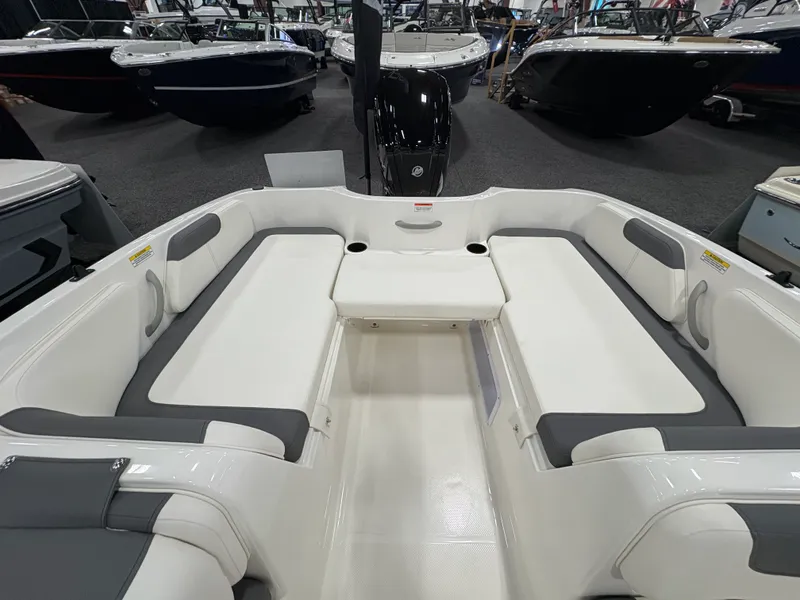 Slide: The Image of Bayliner E18LE 2026 - 5