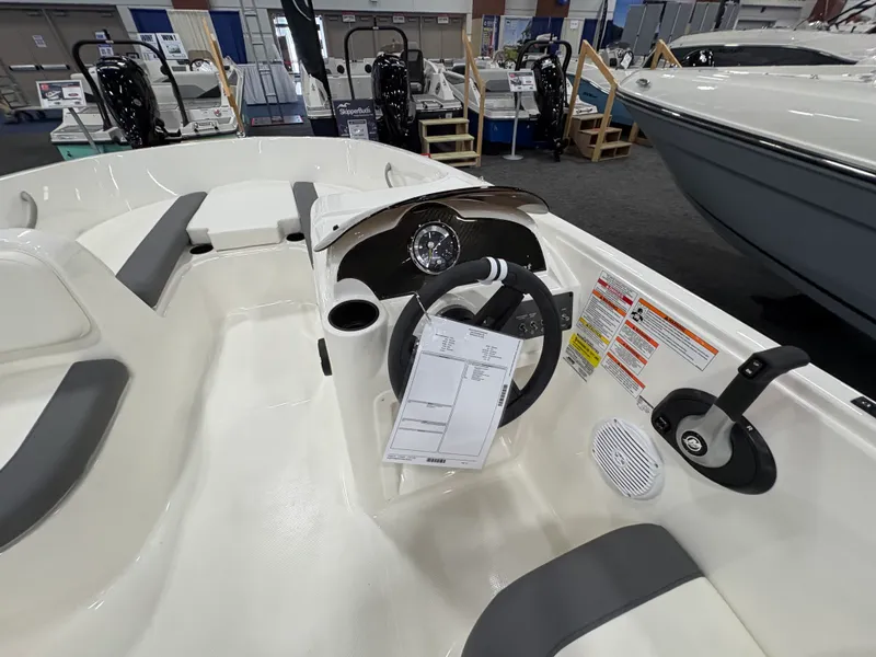 Slide: The Image of Bayliner E18LE 2026 - 6
