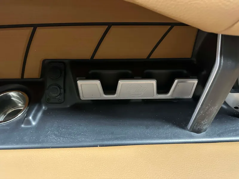 Slide: The Image of Malibu 23LSV 2021 - 38