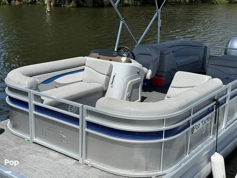 Slide: The Image of Bow Seating With Storage - 15322752