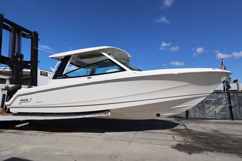 The Image of Boston Whaler 330 Vantage 2026 - 0