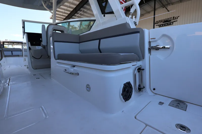 Slide: The Image of Boston Whaler 330 Vantage 2026 - 12