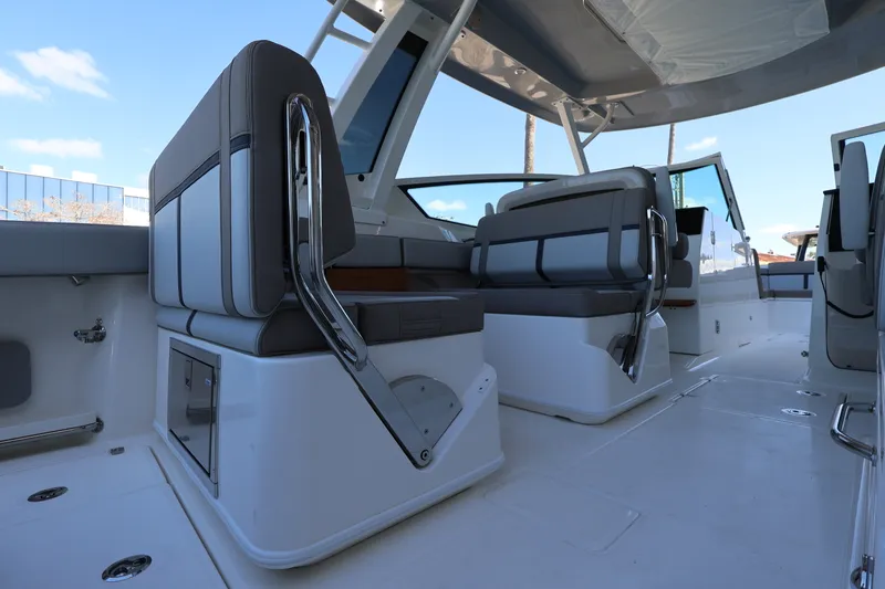 Slide: The Image of Boston Whaler 330 Vantage 2026 - 13