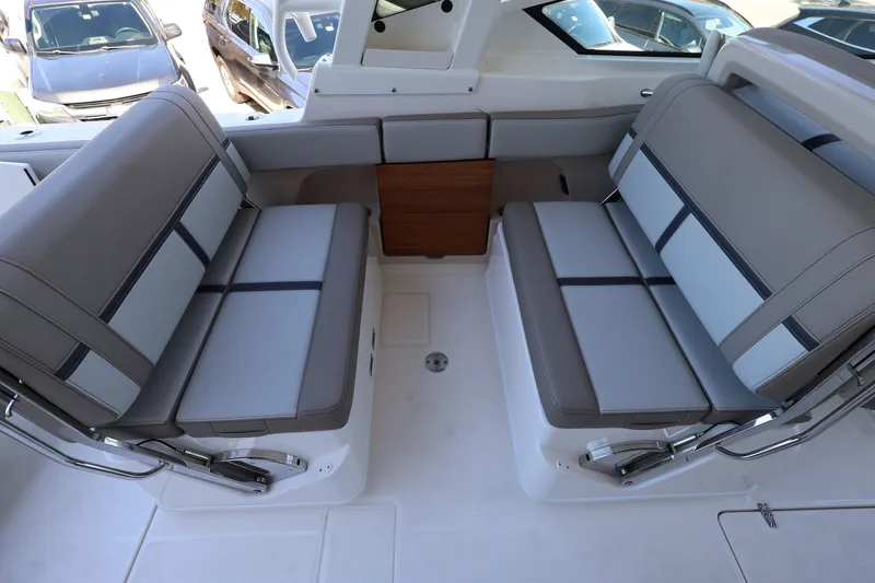 Slide: The Image of Boston Whaler 330 Vantage 2026 - 14