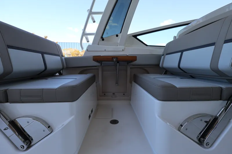 Slide: The Image of Boston Whaler 330 Vantage 2026 - 15