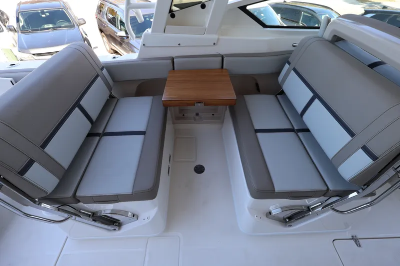 Slide: The Image of Boston Whaler 330 Vantage 2026 - 16