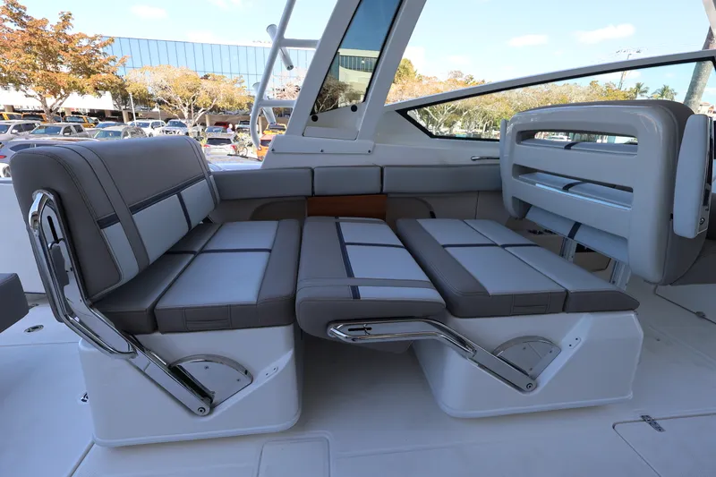 Slide: The Image of Boston Whaler 330 Vantage 2026 - 17