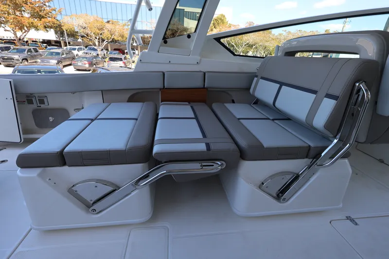 Slide: The Image of Boston Whaler 330 Vantage 2026 - 18