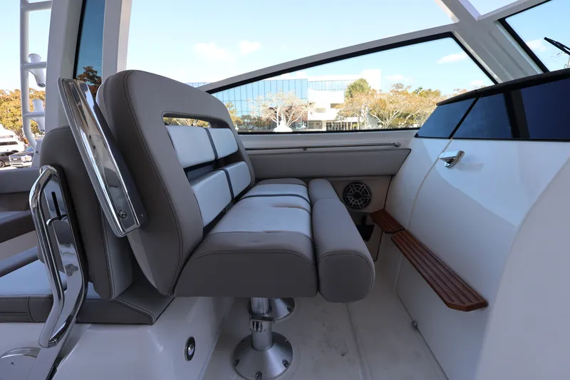 Slide: The Image of Boston Whaler 330 Vantage 2026 - 19