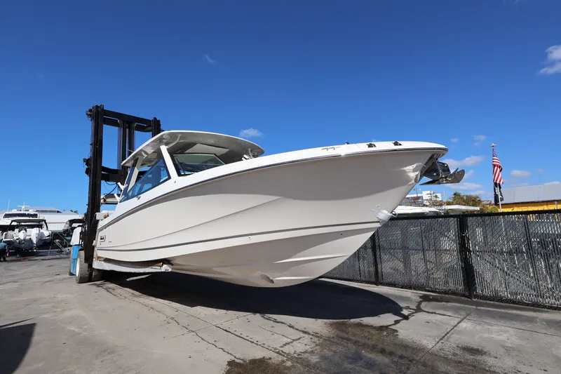 Slide: The Image of Boston Whaler 330 Vantage 2026 - 2