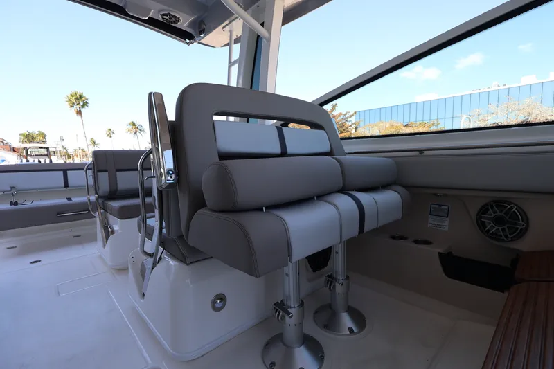 Slide: The Image of Boston Whaler 330 Vantage 2026 - 20