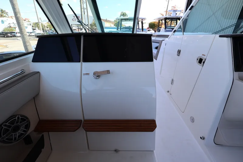 Slide: The Image of Boston Whaler 330 Vantage 2026 - 21