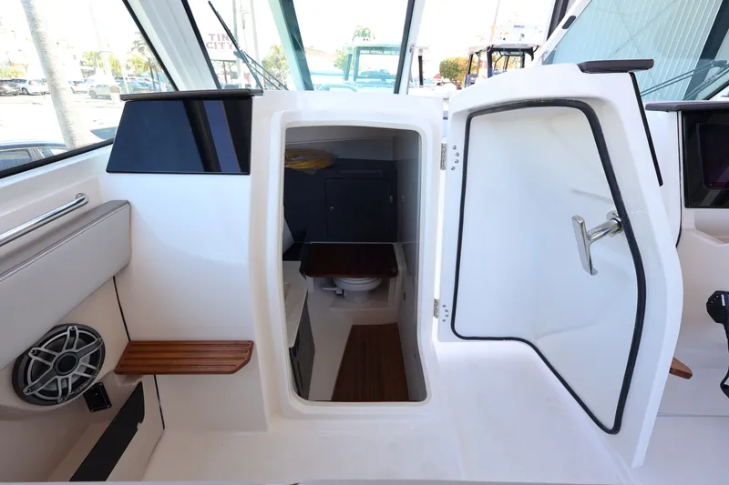 Slide: The Image of Boston Whaler 330 Vantage 2026 - 22