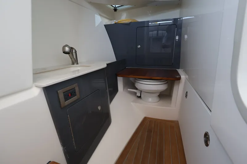 Slide: The Image of Boston Whaler 330 Vantage 2026 - 23