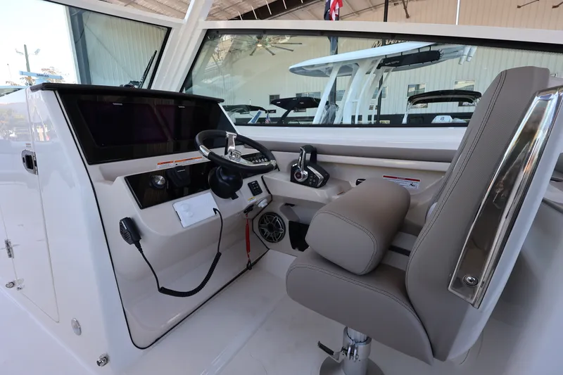 Slide: The Image of Boston Whaler 330 Vantage 2026 - 25
