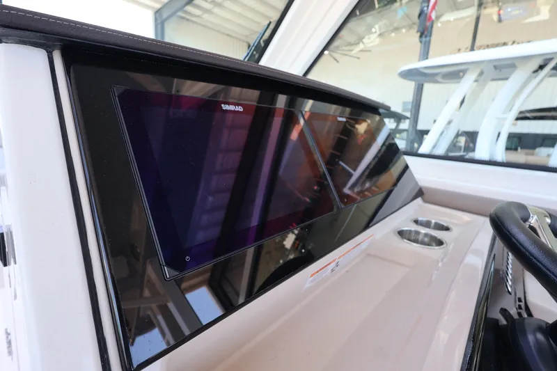 Slide: The Image of Boston Whaler 330 Vantage 2026 - 29