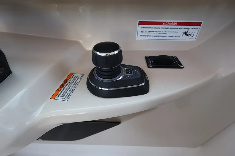 Slide: The Image of Boston Whaler 330 Vantage 2026 - 31