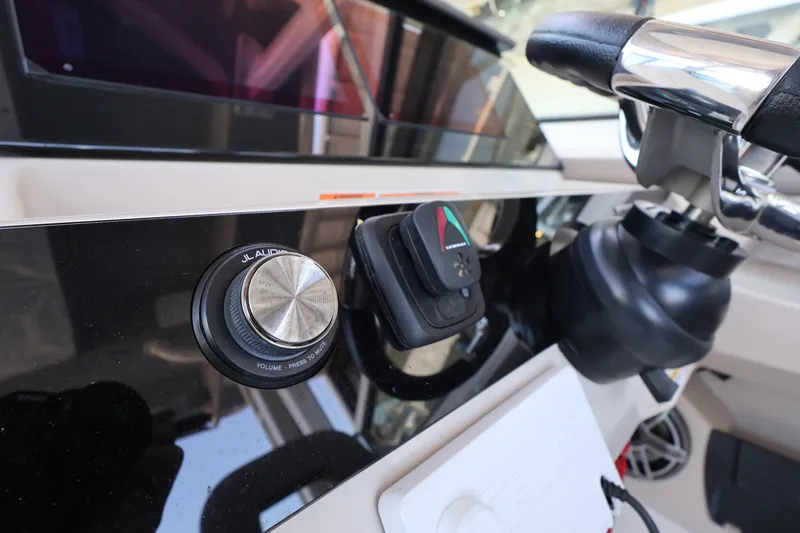 Slide: The Image of Boston Whaler 330 Vantage 2026 - 32