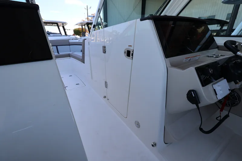 Slide: The Image of Boston Whaler 330 Vantage 2026 - 33
