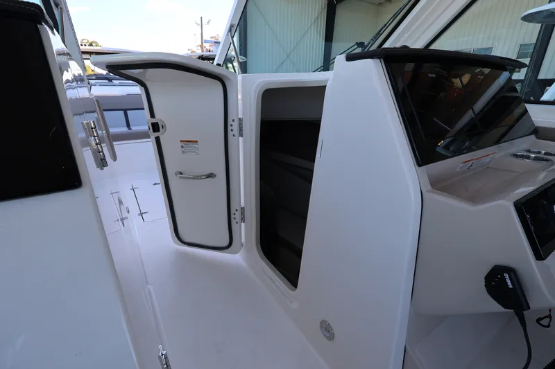 Slide: The Image of Boston Whaler 330 Vantage 2026 - 34