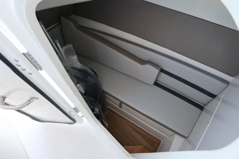 Slide: The Image of Boston Whaler 330 Vantage 2026 - 35