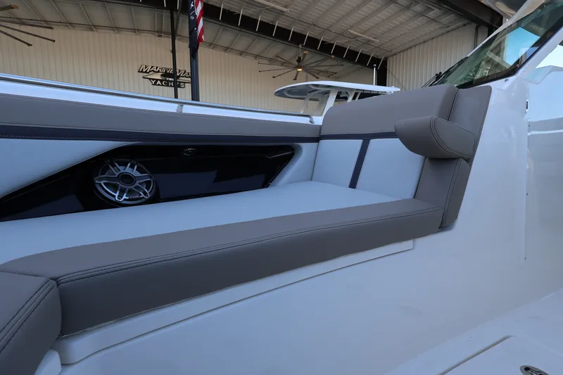 Slide: The Image of Boston Whaler 330 Vantage 2026 - 37
